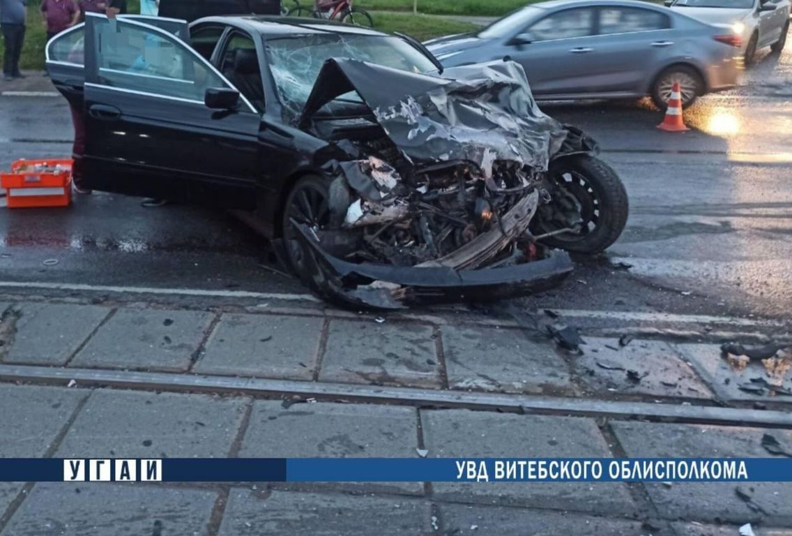 ДТП в Витебске: девушка на кроссовере против парня на BMW. Фото ГАИ
