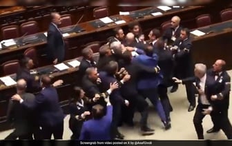 Видео: В Итальянском Парламенте Разразился Хаос Из-За Правительственного Законопроекта