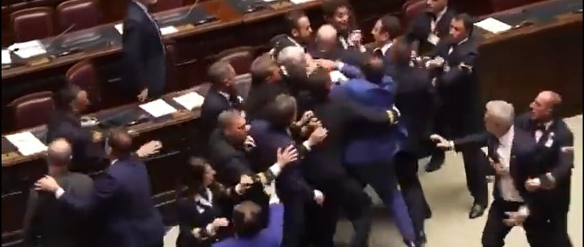 Видео: В Итальянском Парламенте Разразился Хаос Из-За Правительственного Законопроекта