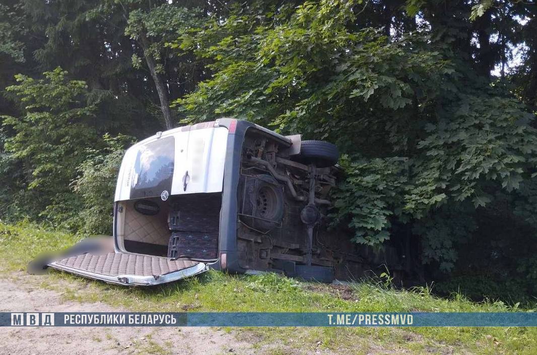 Микроавтобус снес гужевую повозку и опрокинулся в кювет. Возчик погиб, шесть человек в больнице