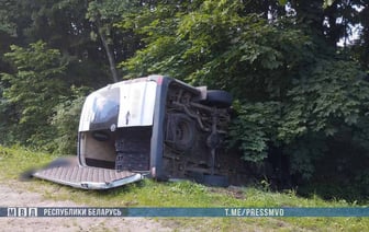 Микроавтобус снес гужевую повозку и опрокинулся в кювет. Возчик погиб, шесть человек в больнице
