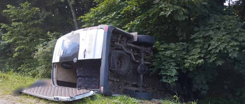 Микроавтобус снес гужевую повозку и опрокинулся в кювет. Возчик погиб, шесть человек в больнице