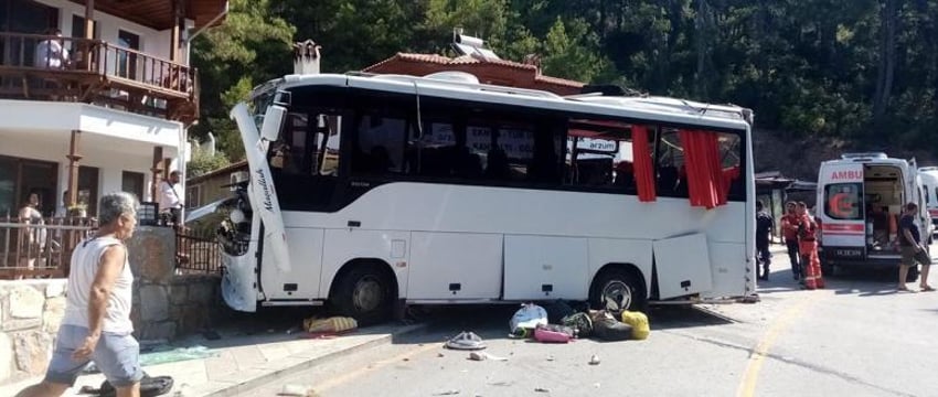 Страшная авария с автобусом в Турции: двое погибших и 32 пострадавших