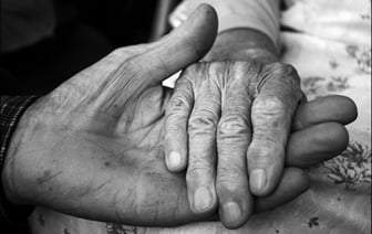 Эвтаназия парой: зачем бывший премьер-министр Нидерландов умер рука об руку со своей женой?