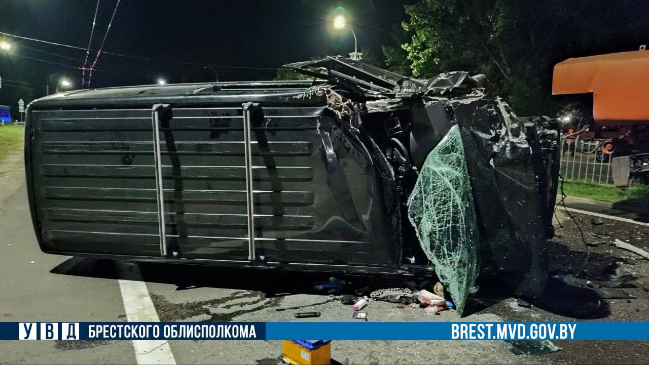 Водитель и пассажир легковушки госпитализированы. Подробности ночного ДТП в Бресте