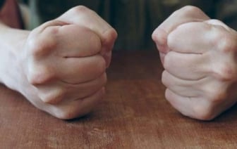 «Попомни мое слово – приловлю и привяжу к рельсам!» . Эхо 90-х на встрече в баре Бреста