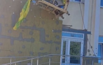 Двое рабочих выпали из строительной люльки. Один  погиб