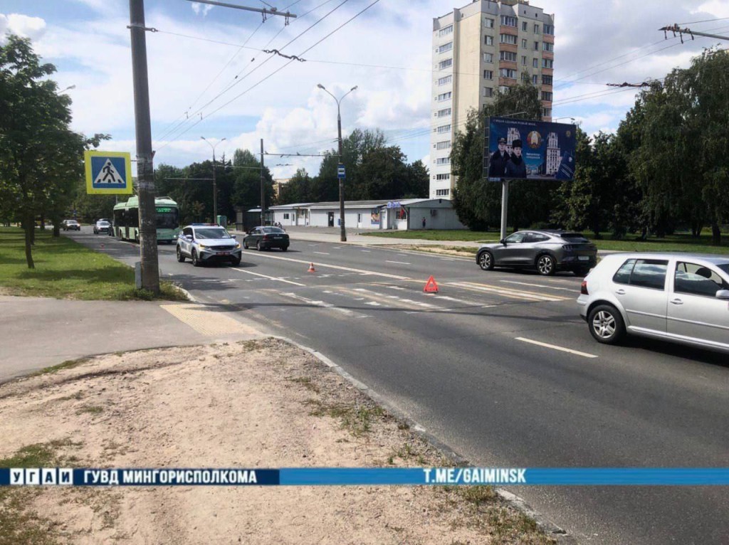 В Минске легковушка прокатила на капоте пешехода, бежавшего на красный