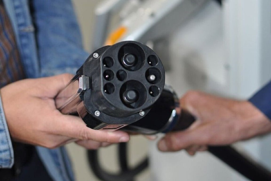 Житель Бреста организовал у дома самодельную «зарядную станцию» для электрокара