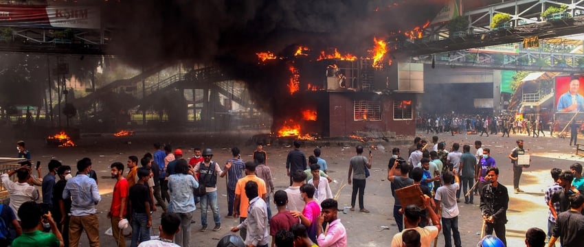 На фото: Бангладеш в огне, сожженные здания, транспортные средства на фоне продолжающихся столкновений
