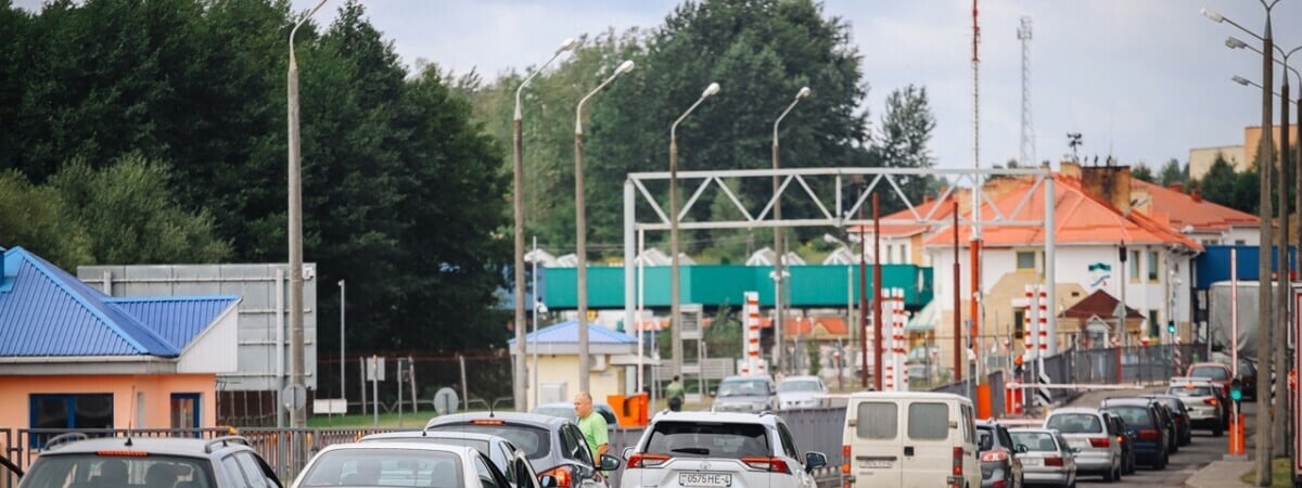 Штраф — 1200 рублей. На Брестчине мужчину осудили за продажу мест в очереди на границе