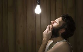 Кто должен заменить перегоревшую лампочку в тамбуре многоэтажки? В ЖКХ Минска ответили — Полезно