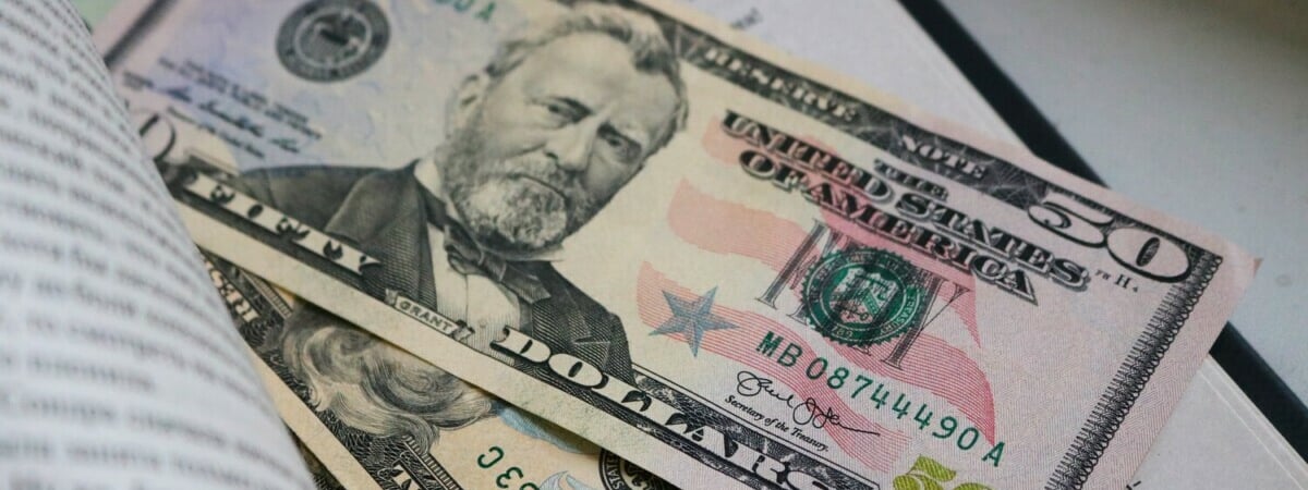 Доллар США подорожал впервые с 6 марта, евро отыграл 5 копеек. Как изменился курс российского рубля?