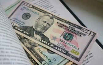 Доллар США подорожал впервые с 6 марта, евро отыграл 5 копеек. Как изменился курс российского рубля?