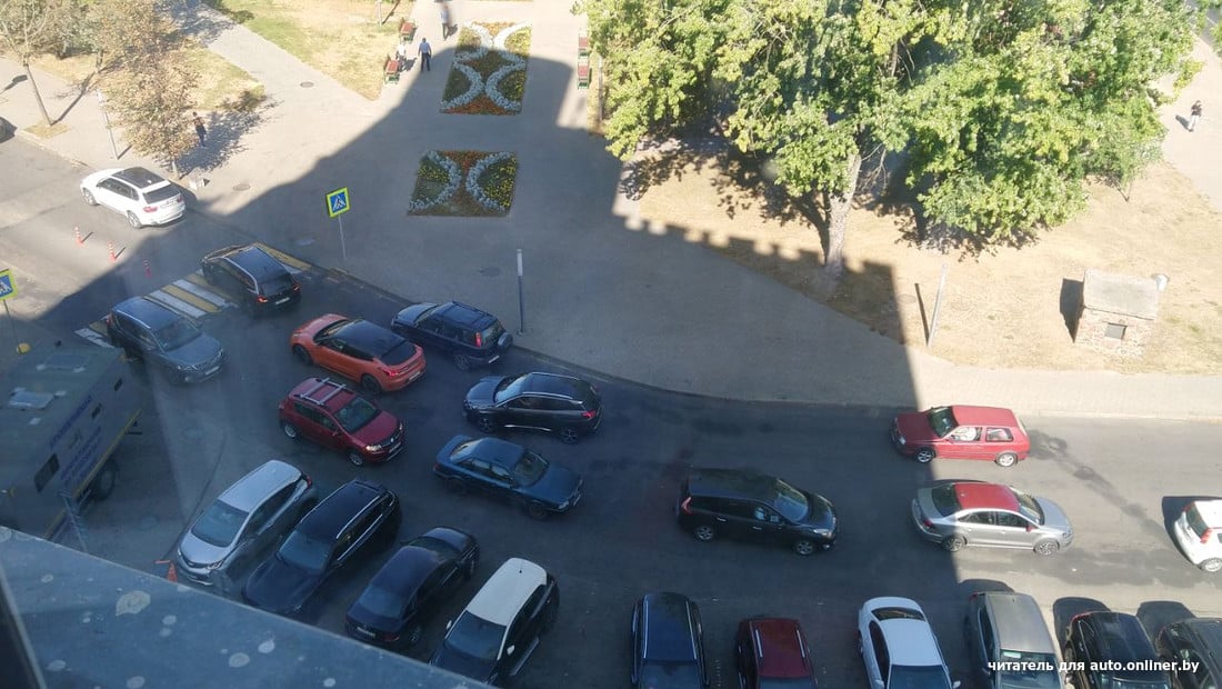 Один неудачно припаркованный автомобиль может создать проблемы многим. Вот доказательство
