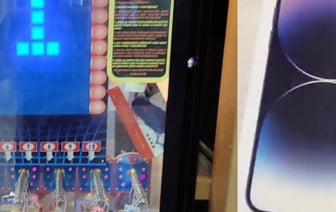 Чем закончилась история с шоколадкой вместо iPhone в вендинговом аппарате