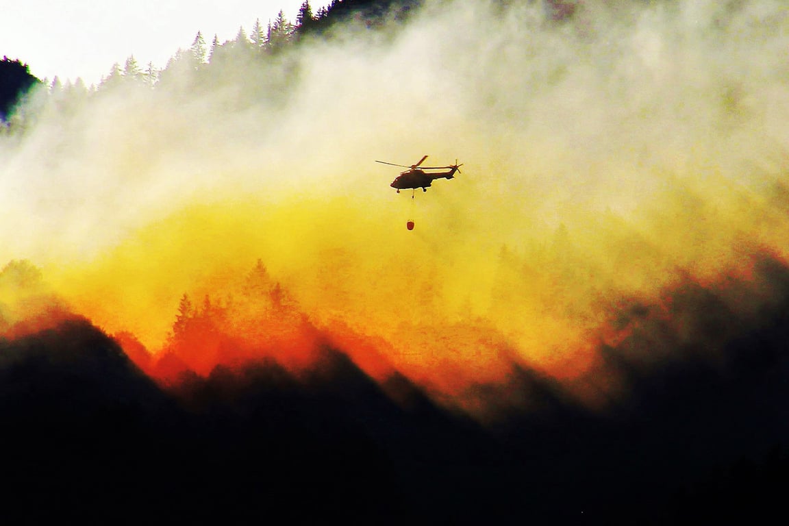 Вертолет тушит лесной пожар. Фото pixabay.com