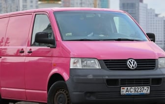 Розовый Volkswagen T5 шесть лет находится в продаже