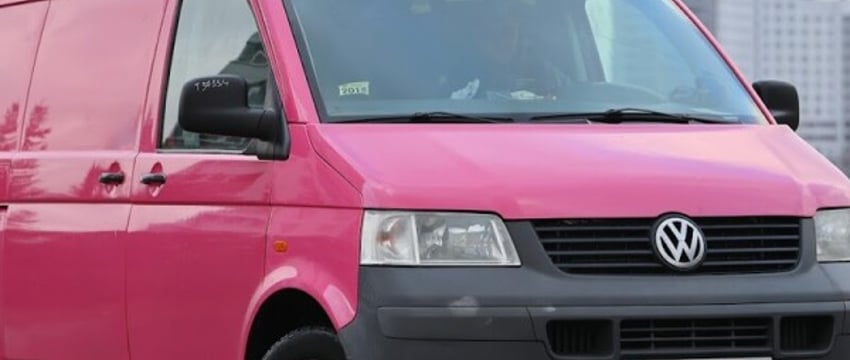 Розовый Volkswagen T5 шесть лет находится в продаже