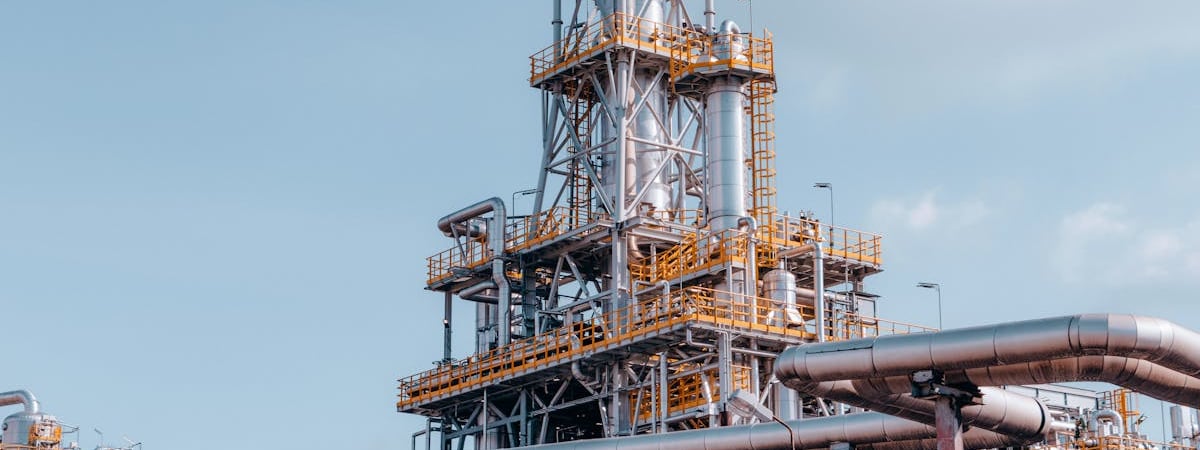 В России три завода нефтепереработки частично остановили работу из-за нехватки запчастей