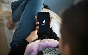 «Вызывает привыкание, как сигареты» — Евросоюз пригрозил ограничить функционал TikTok Lite из-за «влияния на психику детей»