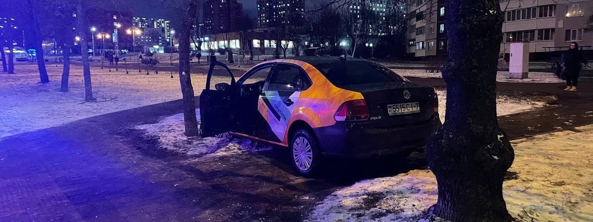 В Минске каршеринговое авто врезалось в машину и в дерево — Видео