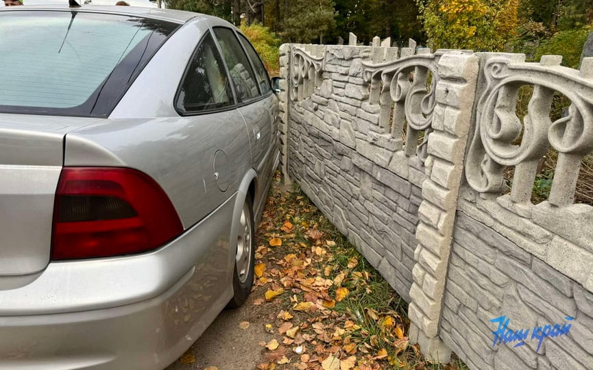 В Барановичах машина снесла ограждение старого кладбища