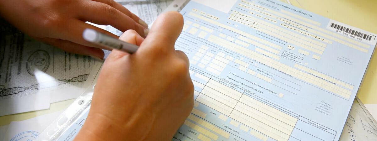 Кто, кроме родителей, может уйти на больничный с ребёнком в Беларуси? Юристы объяснили, когда его оплатят — Полезно