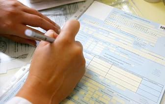 Кто, кроме родителей, может уйти на больничный с ребёнком в Беларуси? Юристы объяснили, когда его оплатят — Полезно