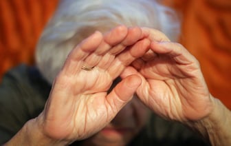 Не выносила сор из избы. В Гомеле будут судить мужчину за истязание матери