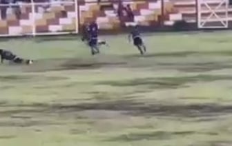 Молния убила футболиста прямо во время матча - видео