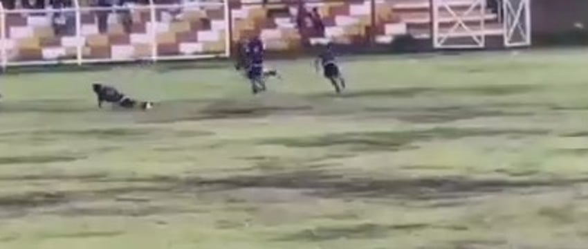 Молния убила футболиста прямо во время матча - видео