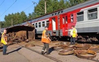 Жесткая авария электрички и грузовика в Питере попала на видео
