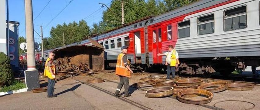 Жесткая авария электрички и грузовика в Питере попала на видео