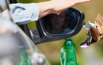 За брошенный на остановке хлам – штраф. А что грозит, если выбросить мусор из окна автомобиля?