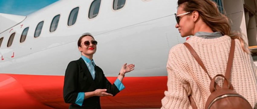 Стюардесса объяснила, зачем с пассажирами здороваются у входа в самолет