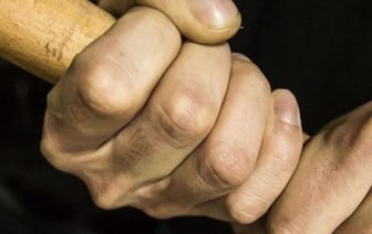 Били палками, жгли утюгом: дело о вымогательствах ведет СК