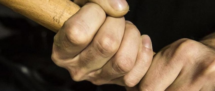 Били палками, жгли утюгом: дело о вымогательствах ведет СК