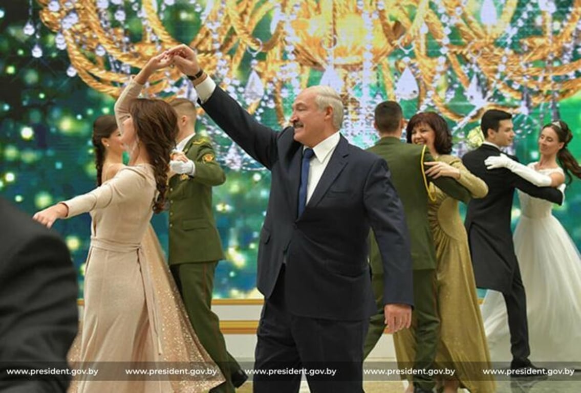 Александр Лукашенко танцует с ведущей "Беларусь 1" Полиной Шубой на Новогоднем венском балу. Минск, 2019 г. Фото: president.gov.by