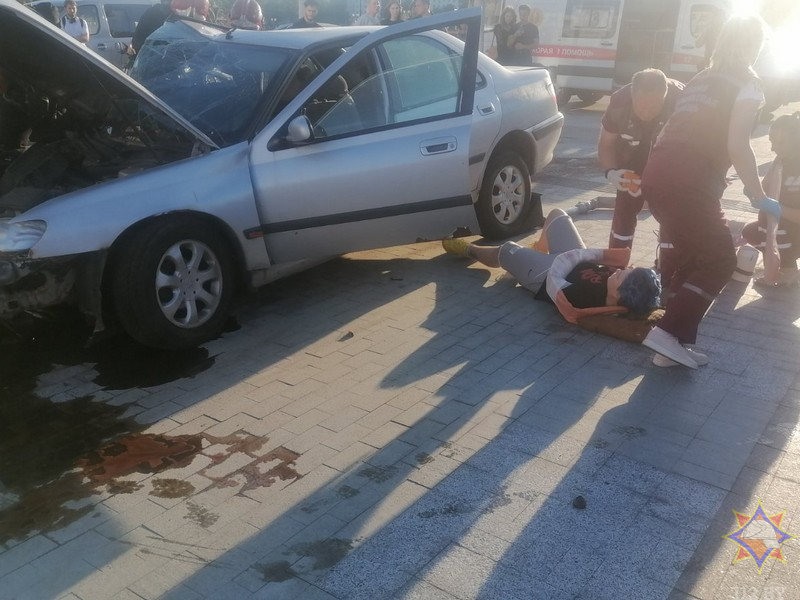 В центре Витебска «BMW» врезался в «Peugeot». Фото МЧС