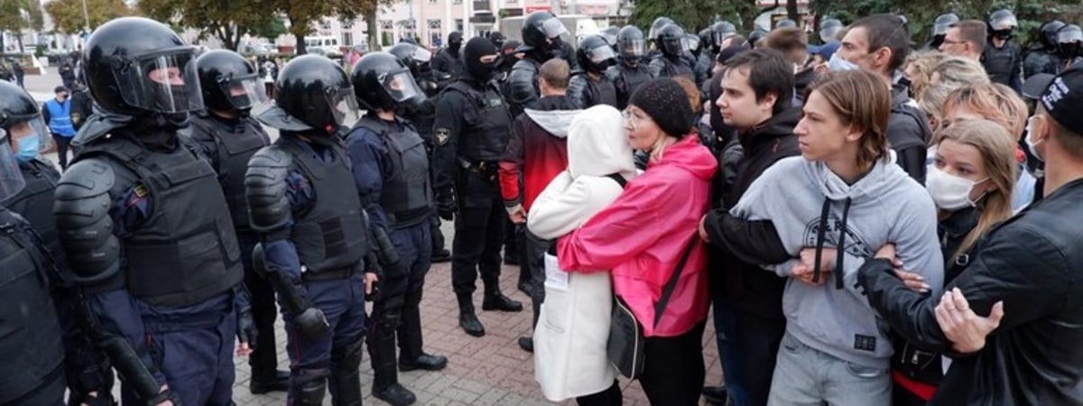 Силовики заставляют задержанных участников протестов-2020 назвать имена тех, с кем были на маршах. За это обещают более мягкое наказание