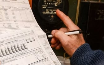 Белорус платит за коммуналку, а его выпивающий брат — нет. Как быть в такой ситуации