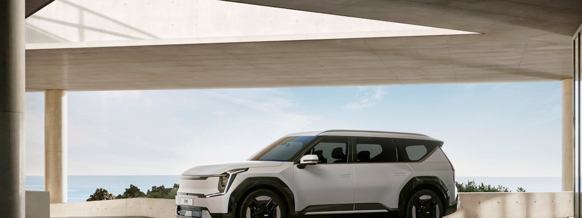 При обстреле Вовчанска в автомобиле погибли два человека