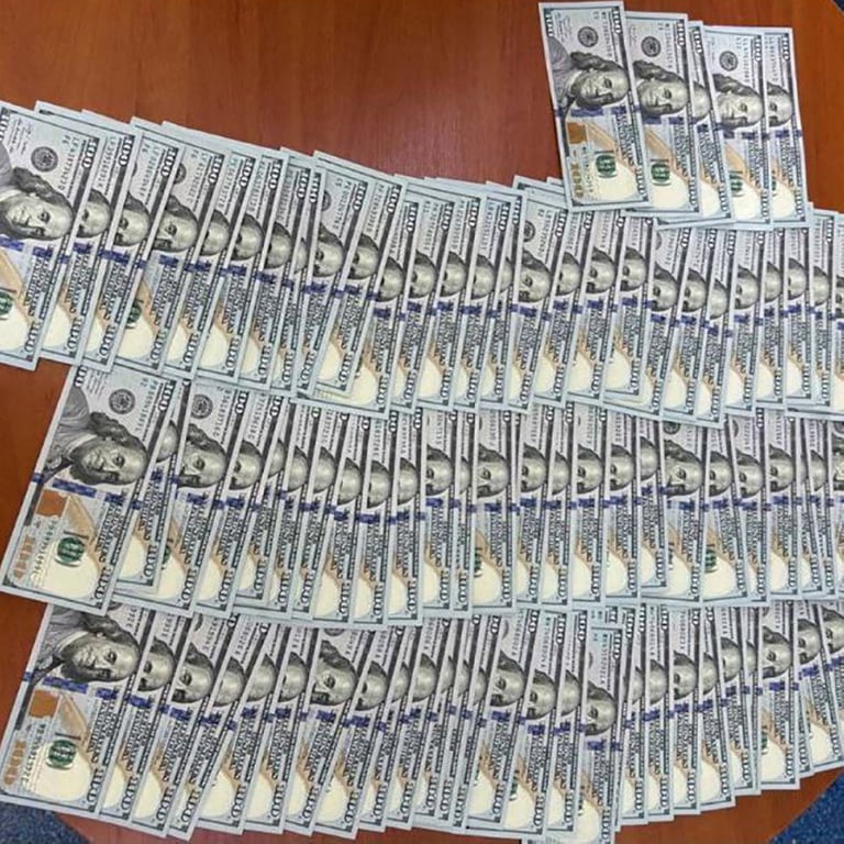 Водитель на границе раздал своим пассажирам более $54 000. Зачем?