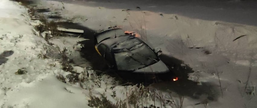 Такси съехало в канаву и ушло под воду в Бресте