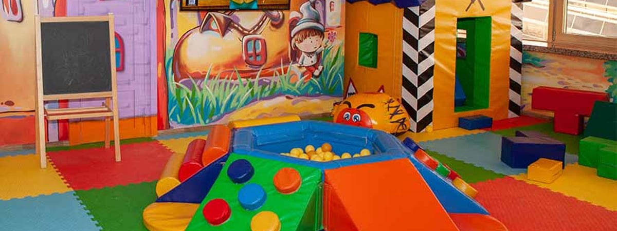 На окнах паутина, а на подоконниках пыль — прокуратура проверила детский развлекательный центр