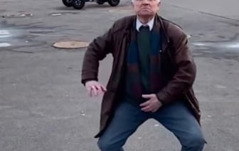 Белорус прославился в интернете, станцевав с бутылкой пива на голове