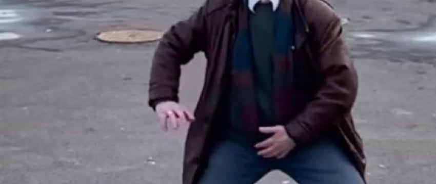 Белорус прославился в интернете, станцевав с бутылкой пива на голове