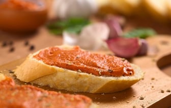 Замените обычное сливочное масло на бутербродах «красным». Как приготовить шедевральную намазку за 5 минут? — Полезно