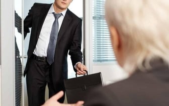 «Могут забрать премию из-за опоздания на минуту». Работников лишают выплат и это не противоречит закону?